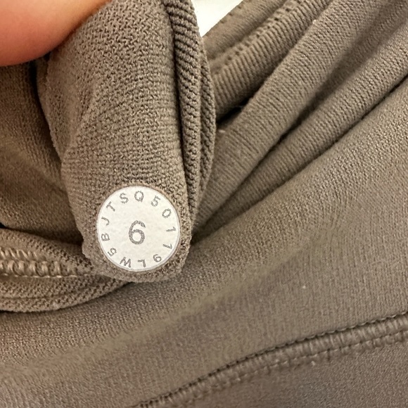 Lululemon Reveal 7/8 legging size 6 - Picture 5 of 5